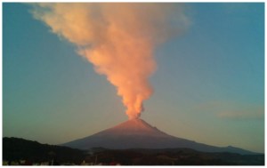 Popocatépetl-Volcano-Erupts-and-Covers-Mexican-City-of-Puebla-With-Ash
